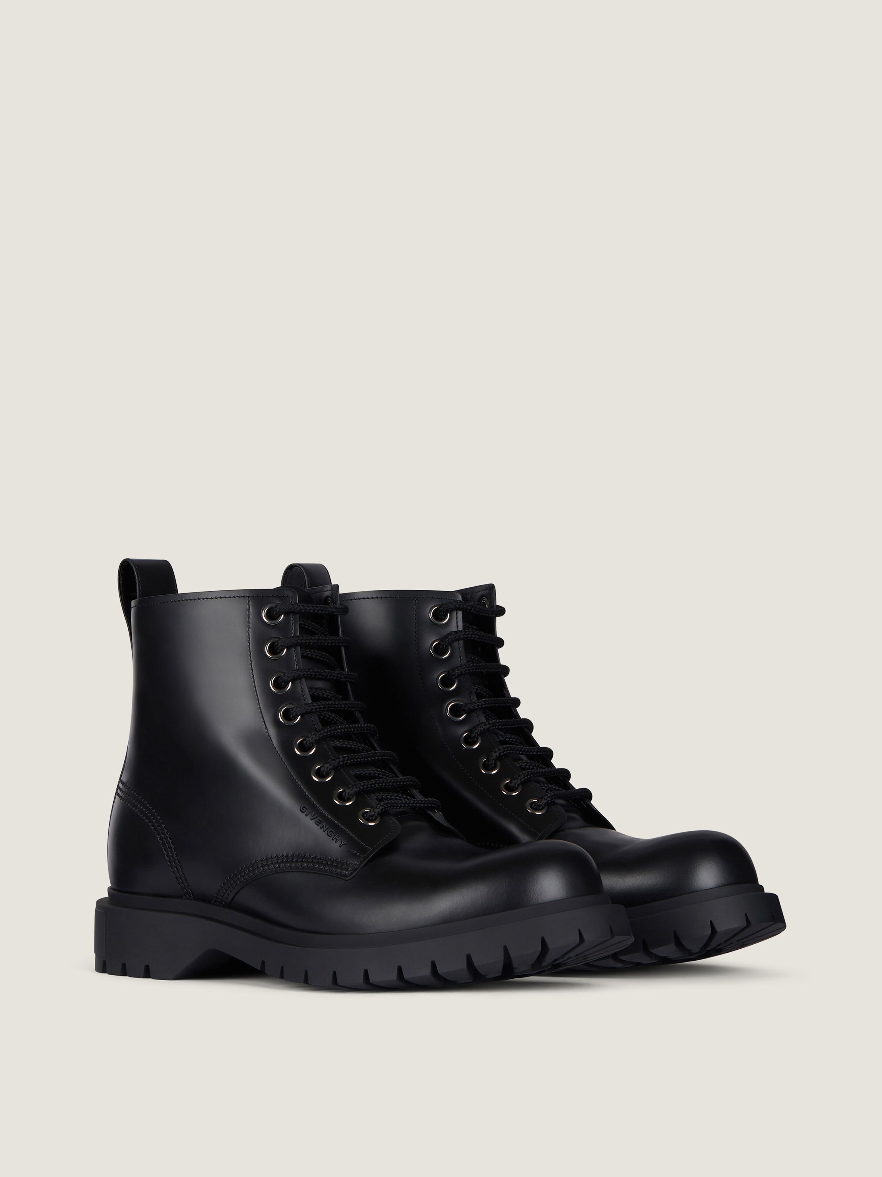 Lace up boots in leather